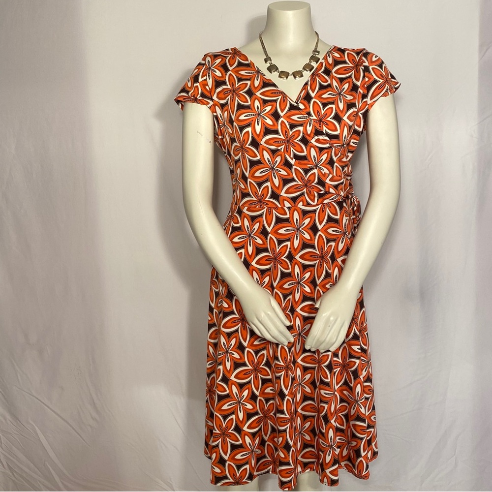 Fun retro knee length cap sleeve  dress with floral pattern-petite Medium